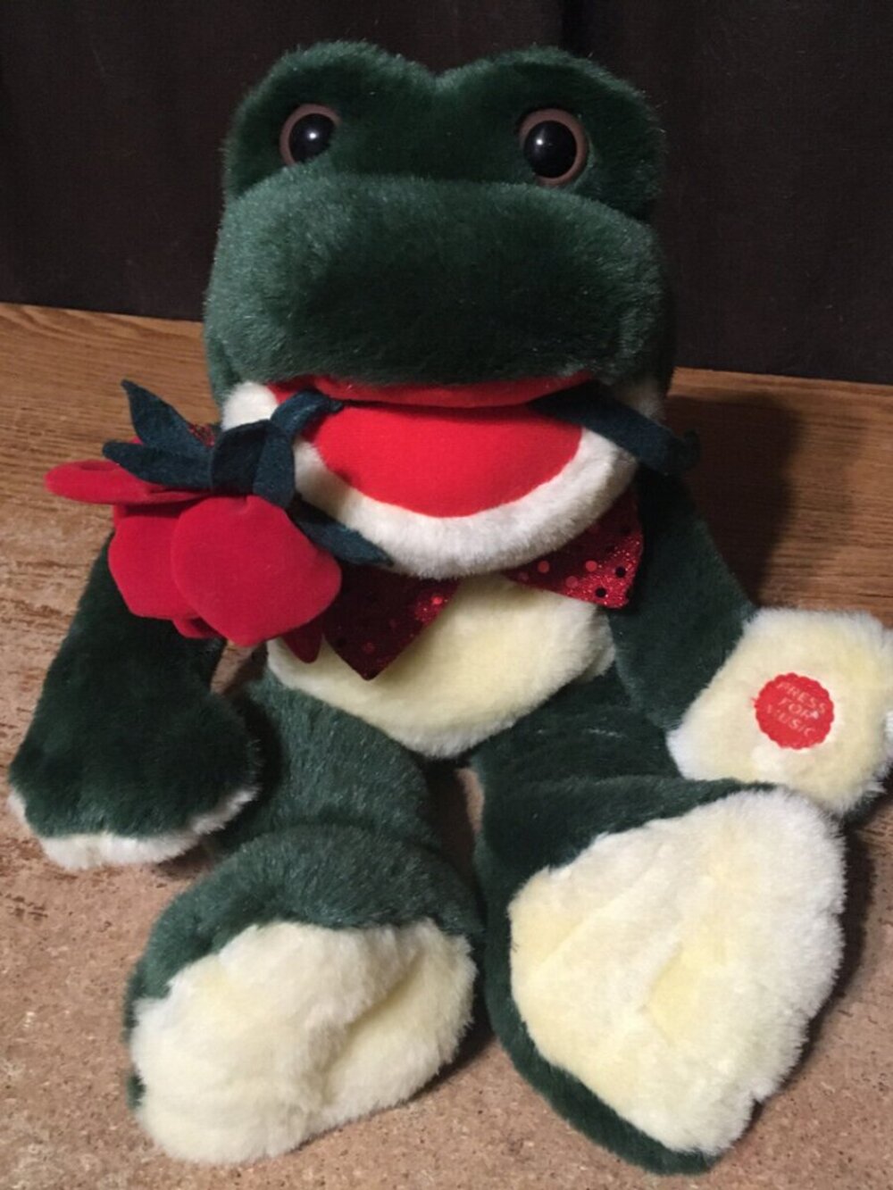 JERRY ELSNER MUSICAL GREEN VALENTINE ROMEO FROG SITTING WITH ROSE WORKING